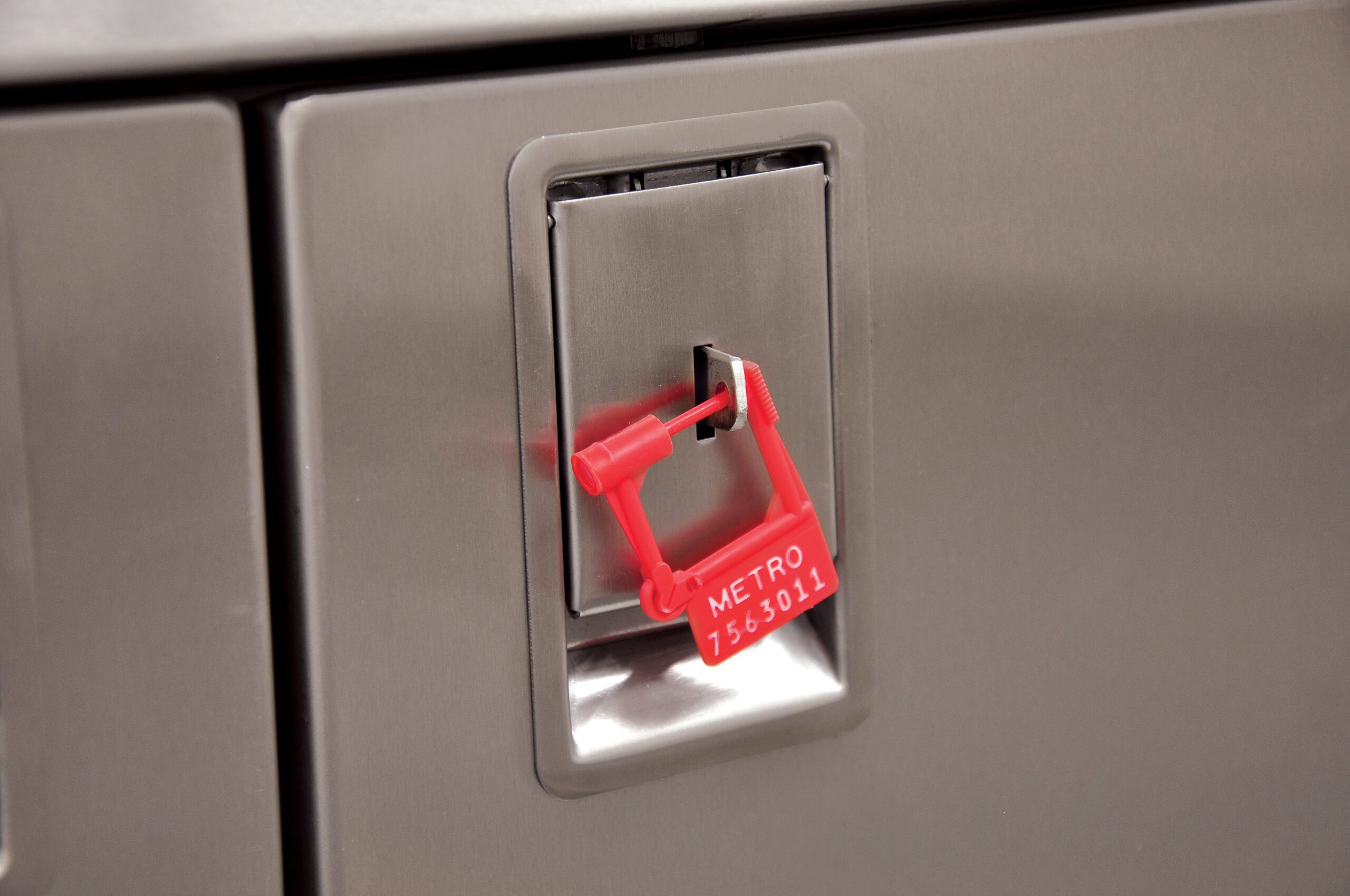 Metro CASE-SECLATCH Retrofit Passive Lock Security Latch for Steel Closed Case Carts